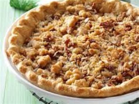 make apple pie prepare the dough for it first and then prepare the stuffing