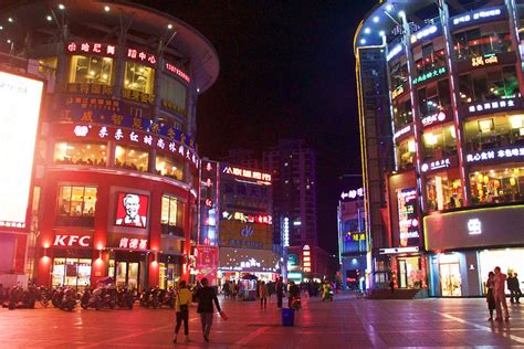 实拍江西九江步行街，晚上有很多人逛街，跟全国别的地方不一样