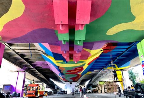 Keren Banget! Mural Terpanjang Indonesia Kini Warnai Kolong Jembatan ...