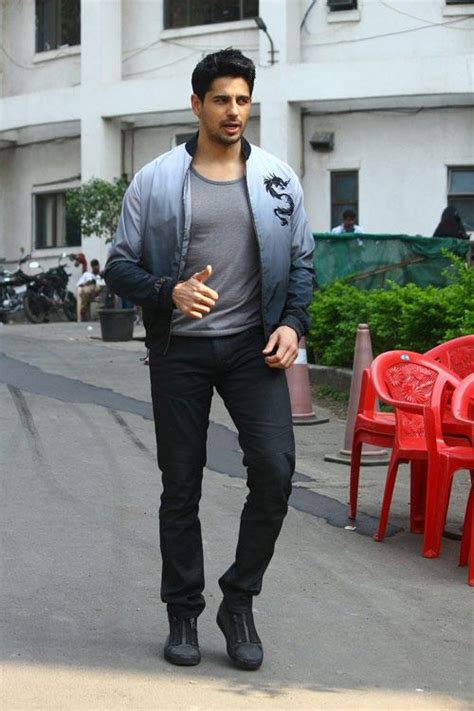 Sidharth Malhotra Spotted In A White Kurta T Shirt Shirt Hybrid On The ...