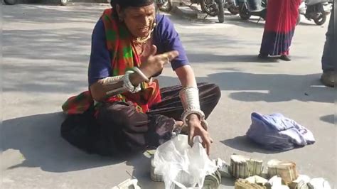 500-500 की गड्डियां लेकर कलेक्ट्रेट के बाहर धरने पर बैठी किन्नर, अजमेर ...