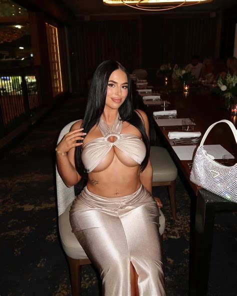 Izzy Davis - Age, Height, Net Worth, Boyfriend, Bio, Facts, Wiki