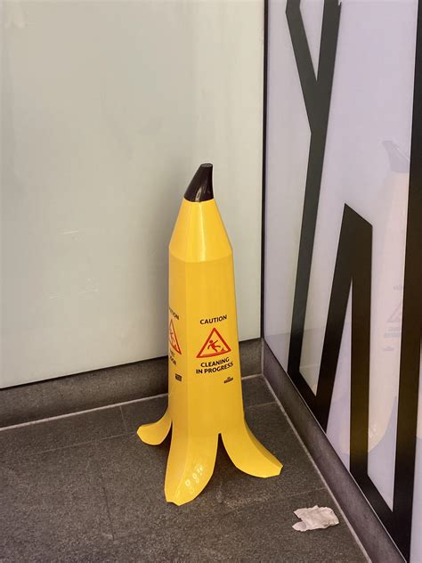 Banana wet floor sign in King’s Cross station 👀🍌 : r/bananawetfloorsign