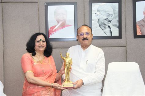 Presenting progress report to Hon'ble Education Minister GNCTD | Dr. B ...