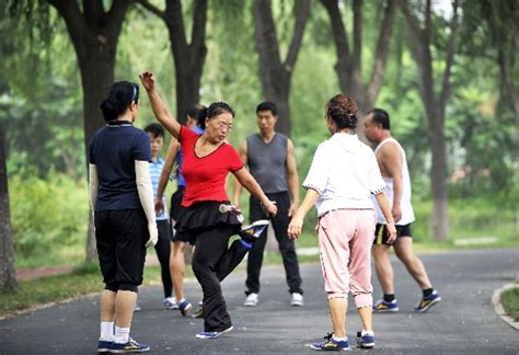 图文：全运会健身运动并快乐着 开心踢毽子-搜狐体育
