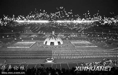 历史上的今天8月22日_1990年第十一届亚运会火炬在北京天安门广场点燃，展开以“亚运之光”为主题的火炬传递活动。