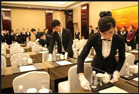 酒店服务员高清摄影大图-千库网