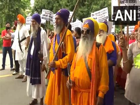 Sikh Prakoshth protests outside Rahul Gandhi's residence over his ...