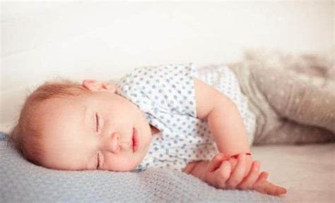 宝宝睡觉总是出汗是怎么回事 宝宝出汗多怎么办 _八宝网