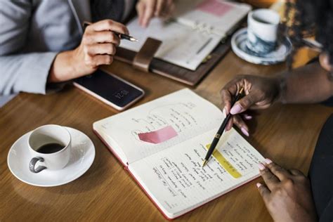 Guide On Interior Designer VS Carpenter 2025 - Decorpot