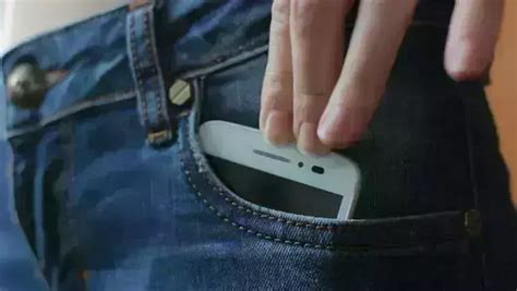 How keeping smartphone in pocket for long duration leads to thigh nerve ...