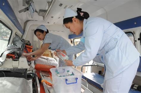 图文：医务人员在急救车内进行出发前的准备-搜狐新闻