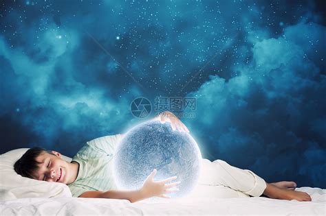 晚上梦可爱的男孩月亮睡床上高清图片下载-正版图片300481179-摄图网