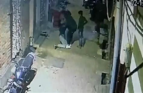 मेरठ में घूमने निकले चार दोस्त, एक को आई छींक और त्याग दिए प्राण, देखें ...