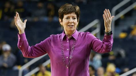 Muffet McGraw steps down as women's basketball coach at Notre Dame - ESPN