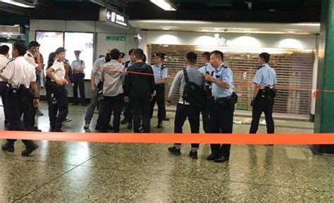 突發！香港地鐵有男子持刀！警察開槍 - 每日頭條