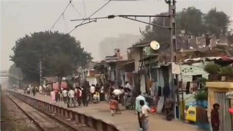 दिल्ली का अनोखा रेलवे स्टेशन, जहां प्लेटफॉर्म पर ही बसी है 'बस्ती', दो ...