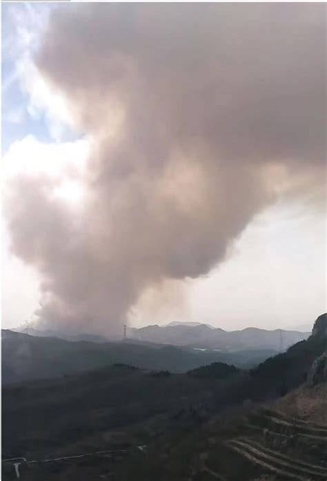 济南莱芜山火15公里外可见浓烟滚滚，官方：火已扑灭，无人员伤亡_村民_火灾_直升机