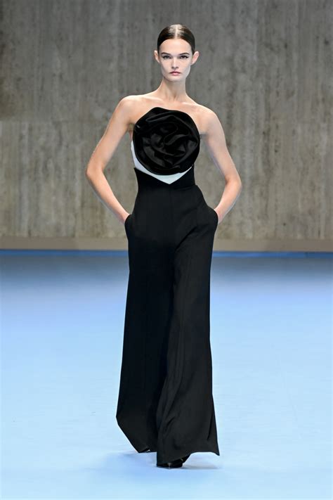 Carolina Herrera Spring 2025 Ready-to-Wear Runway, Fashion Show ...