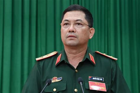 Hoa hậu hòa bình Việt Nam giơ 3 ngón tay của người biểu tình Thái Lan ...