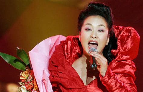 Photo of China's First Lady Liyuan singing to Tiananmen troops goes ...