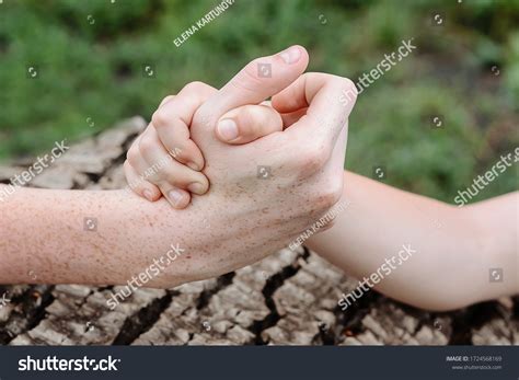 Back Arm Handshake 的图像结果