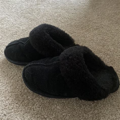 Bearpaw Women's Black Slippers | Depop
