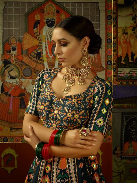 Nisargah Lehenga – Mayyur Girotra