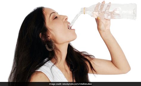 खड़े होकर पानी पीना आपके शरीर के लिए हो सकता है खतरनाक | Here's Why You ...