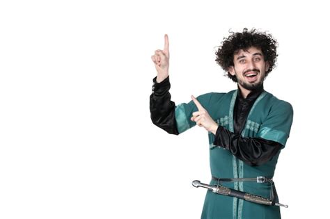 Vista frontal do jovem animado em traje tradicional do azerbaijão em ...