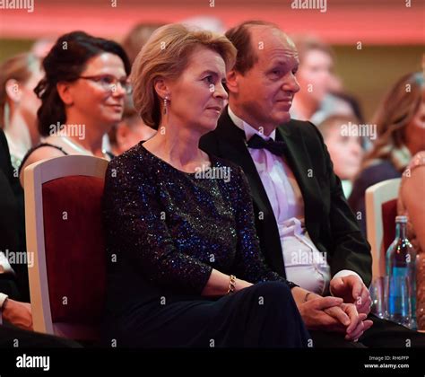 Dresden, Deutschland. 02 Feb, 2019. Bundesverteidigungsminister Ursula ...