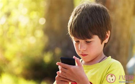 儿童玩手机成瘾问题严重吗 孩子沉迷玩手机怎么办 _八宝网