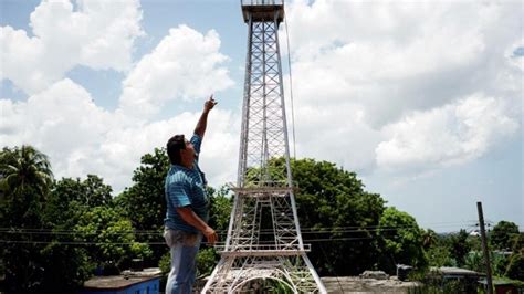 बेटे ने की Wifi सिग्नल की शिकायत, पिता ने घर की छत पर बना दिया 13 फीट ...