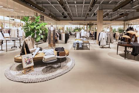 Aritzia - Aritzia Rush Street in Chicago