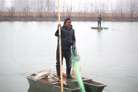 【福建】渔民夫妻冬天出外海捕鱼 一天卖了1000多块也是心满意足