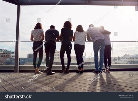 People Standing Back 的图像结果