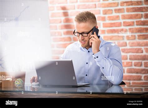 Businessman On Cell Phone 的图像结果