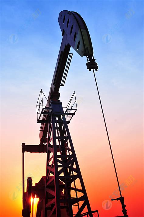 夕阳下壮观油田开采设备高清图片下载-找素材
