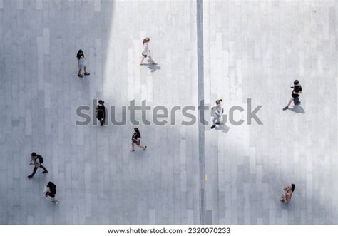 People Walking Top View 的图像结果