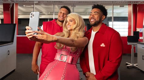 Patrick Mahomes makes appearance in new State Farm commercial alongside ...