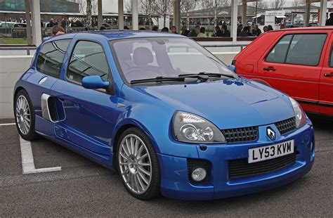 Renault Clio V6 - maluch na sterydach