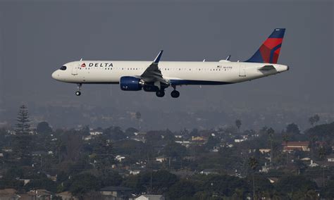 Wayment Delta! Flight Returns To Atlanta Airport After Mystery ‘Haze’ In Cabin – 103.9 WDKX