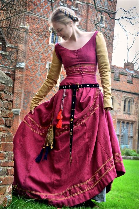 Medieval Times Fashion | 20 Interesting Facts About Medieval Clothing ...