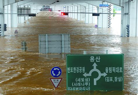韩国中部暴雨引发水灾 首都公路上汽车被淹没_新浪新闻