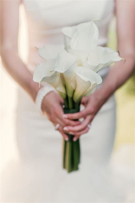 22 Lily Wedding Bouquets That Are Perfect for Spring Celebrations ...