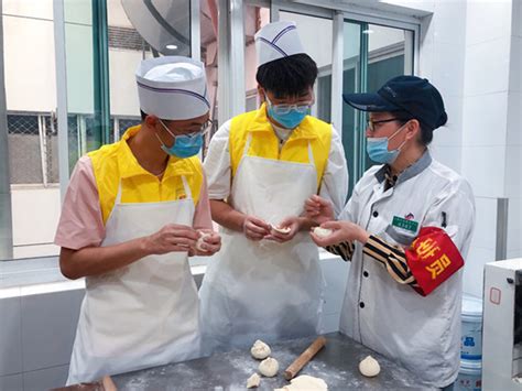 配菜师当上流水线工人 重庆企业打响抱团复产战“疫” - 上游新闻·汇聚向上的力量