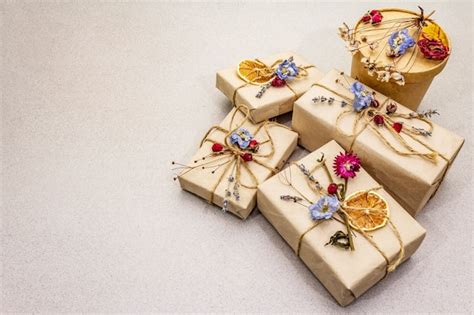 Concept de cadeau zéro déchet. Emballage écologique d'anniversaire ...