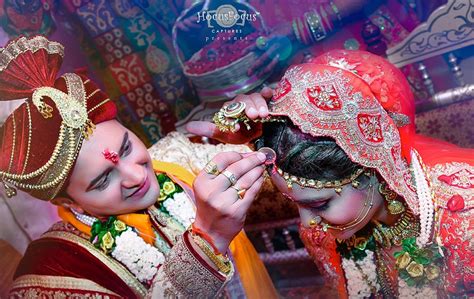 31+ Enchanting Photographs That Illustrate Sindoor Moment