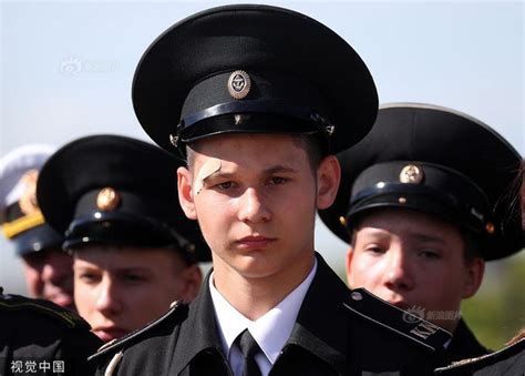 高大上！俄罗斯学生在巡洋舰上参加毕业典礼_新浪图片