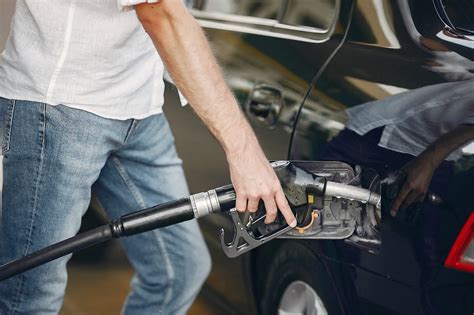 How to Remove Water in Gas Tank: Causes, Symptoms, and Solutions